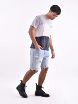 Remera de hombre gris con degradé blanco y negro, corte regular y cuello redondo.