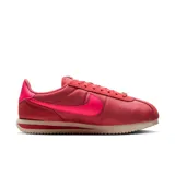 Championes Nike Cortez color rojo con detalles en rosa.