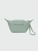 Monedero Longchamp Le Pliage Xtra de cuero color caramelo, con cierre de cremallera y solapa con botón a presión.