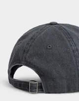 Gorra de denim color gris con bordado frontal de la palabra "Cannes" y "France" en blanco.