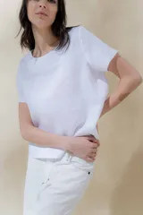 Blusa blanca de lino con corte A line, escote redondo, manga corta y largo a la cadera.