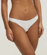 Kit de dos bombachas bikini hilo en algodón acanalado, una blanca y otra celeste, con detalle de viés contrastante.