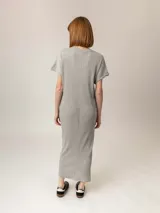 Vestido midi negro de punto acanalado, con escote en V y mangas cortas con dobladillo.