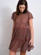 Vestido corto marrón de tul con corte evasé, mangas cortas y detalles de ribete rojo en cuello, mangas y ruedo.