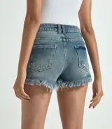 Short de jean boyfriend con cintura baja, forro aparente, roturas y terminación desflecada.