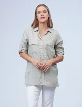 Camisa de tencel con estampado de rayas, color verde, con cuello con solapa y botones frontales, y bolsillos delanteros.