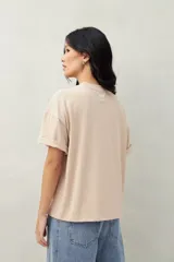 Remera negra de corte cuadrado con cuello redondo y mangas cortas con dobladillo.