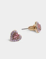 Par de aros pasantes dorados con forma de corazón, decorados con strass de colores rosa y lila.