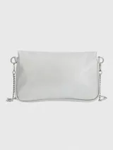 Cartera cruzada Hush Puppies de ecocuero metalizado color plateado, con compartimento principal con cierre y solapa con broche, bolsillo interior con cierre y correa ajustable y desmontable de cadena.