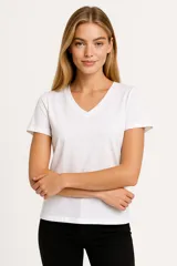 Remera gris de algodón con cuello en V y mangas cortas, corte slim fit.