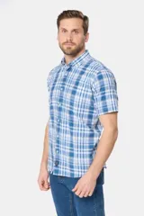 Camisa de hombre a cuadros azules y blancos, de manga corta y corte clásico.