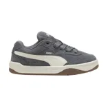 Championes Puma Lifestyle SK8 SD grises con detalles en blanco y suela marrón. Confeccionados en gamuza y tela, con logo de Puma en el lateral. Inspirados en el skateboarding.
