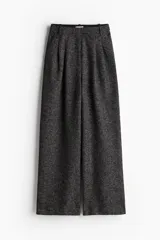 Pantalón de vestir de corte holgado, color gris oscuro jaspeado. Modelo de tiro alto con elástico oculto en la cintura y cierre. Bolsillos al bies, bolsillos decorativos insertados atrás y piernas rectas amplias con pliegues adelante.