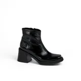 Bota corta de cuero negro, con taco cuadrado y punta cuadrada. Presenta un panel texturizado en el talón y cierre lateral.