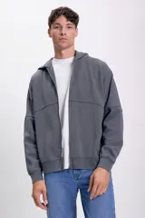 Campera deportiva gris oscuro con cierre frontal, capucha y corte holgado.