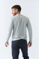 Remera de manga larga azul marino con estampado frontal de letras BKF en celeste y rosa.