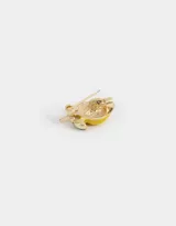 Prendedor dorado con forma de limón esmaltado en amarillo, con hoja superior con strass y hoja inferior verde.