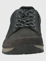 Zapato acordonado de cuero color marrón con suela de goma.