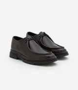 Zapato de vestir negro con cordones, fabricado en cuero sintético, con puntera redondeada y suela de goma.