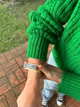 Pulsera rígida de alpaca plateada con piedra rectangular color celeste con vetas horizontales.