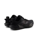 Championes de trail running New Balance modelo Nitrel v6 para hombre, color negro. Presentan una capellada de malla transpirable con refuerzos sintéticos sin costuras, entresuela DynaSoft para una amortiguación reactiva y suela AT Tread diseñada para brindar tracción en terrenos variados.