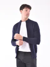 Campera azul marino de tejido de punto con cierre frontal, cuello alto y bolsillos laterales.