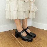 Zapato Mary Jane de cuero vacuno negro con hebilla plateada, punta cuadrada y taco cuadrado.
