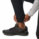 Pantalón de trekking color marrón claro, con protección solar UPF 50, repelente al agua y a las manchas. Cuenta con rodillas articuladas, puños cónicos, bolsillos con cremallera y detalles reflectantes.