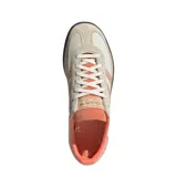 Zapatillas Adidas Handball Spezial W, con capellada de gamuza color beige, detalles en color salmón y suela de goma marrón.