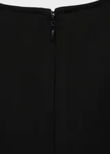 Vestido midi negro sin mangas, con cuello redondo y corte ajustado al cuerpo.