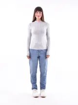 Polera de tejido de punto acanalado color rojo, de manga larga y cuello alto.