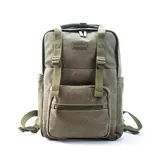 Mochila marrón de tela canvas con compartimento para notebook y accesorios de mate.