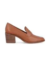 Zapato tipo mocasín color marrón cuero, con taco cuadrado y antifaz.