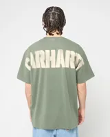 Remera de manga corta color gris oscuro con efecto lavado, cuello redondo y corte holgado. Presenta una pequeña etiqueta tejida con logo en el borde inferior izquierdo.