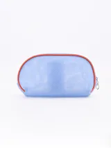 Necesser de malla color celeste con borde naranja y cierre plateado.