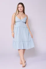 Vestido corto lila con breteles finos, escote en V con botones y falda escalonada con volados.