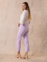 Pantalón recto verde esmeralda de gabardina elastizada, marca Zac & Rachel. Tiene pretina ancha con faja interna modeladora, bolsillos simulados en la parte delantera y bolsillos ojal en la parte trasera.