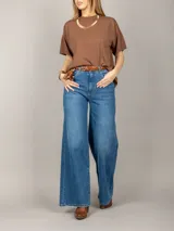 Remera blanca amplia de manga corta con cuello redondo.
