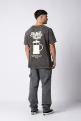 Remera gris con efecto lavado y estampado frontal con la frase "Coffee Break is the best kind of break".