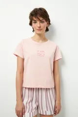 Remera blanca de algodón con cuello redondo y estampado de perros salchicha con la palabra 'namaste'.