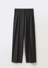 Pantalón negro de tiro alto con diseño wideleg, trabillas, tejido mezcla de lana, cierre delantero de botón, gancho y cremallera, detalle de pinzas, dos bolsillos laterales, diseño largo, forro interior y bolsillo de ribete en la parte posterior.