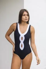 Traje de baño entero negro con escote en V y detalle de tiras cruzadas blancas en el centro.