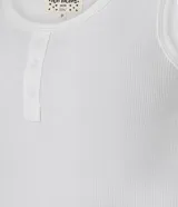 Conjunto de pijama compuesto por musculosa lisa con botones y short de cuadros vichy con cintura elástica y ruedo con volados.