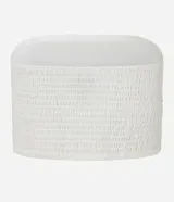 Blusa cropped sin breteles color blanco con pequeños apliques dorados.