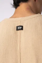 Musculosa oversize color crudo, tejida en lino con textura marcada y terminaciones deshilachadas.