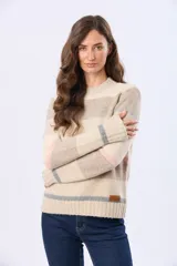 Buzo tejido de tacto suave y cálido, con rayas horizontales en tonos beige, blanco, rosa y gris. Tiene cuello redondo y puños de rib.