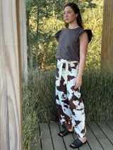 Pantalón de lino italiano con estampado de vaca, cierre y botón frontal, elástico en la cintura trasera y lazo desmontable.