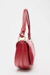 Bolso bandolera rígido color rojo, con asa corta y correa larga de tejido tipo canvas. Cierre con solapa e imán y bolsillo interior con cremallera.