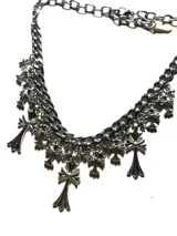 Collar de cadena plateada con eslabones gruesos y colgantes de cruces maltesas. La cadena principal tiene una sección de eslabones más finos y un cierre de mosquetón ajustable.