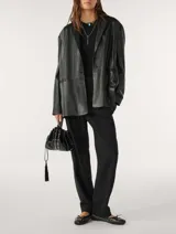 Blazer americano de cuero negro, con corte clásico y detalles estilizados.